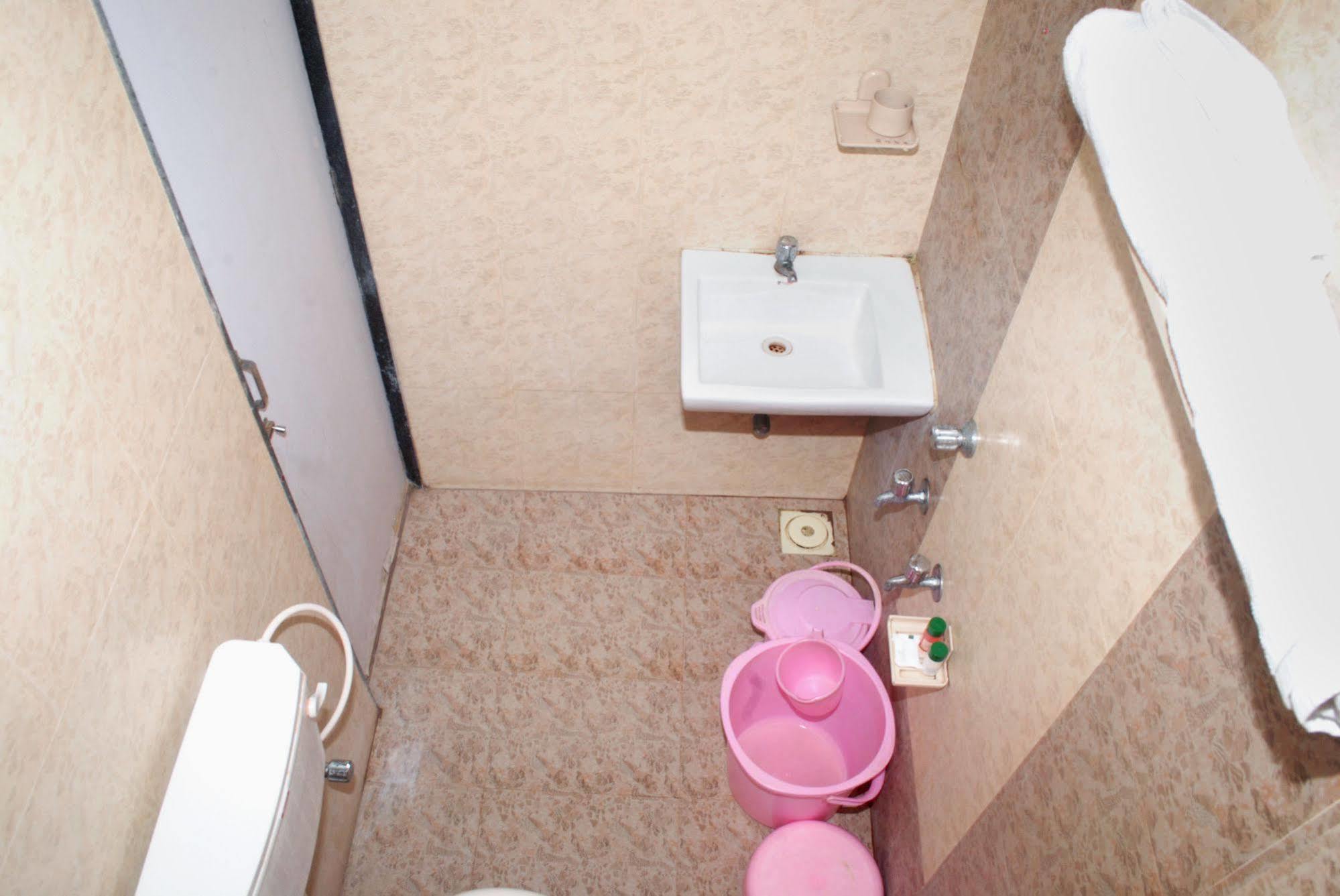 Hotel Oyo 14943 Shubh Suvidha à Somnāth Extérieur photo