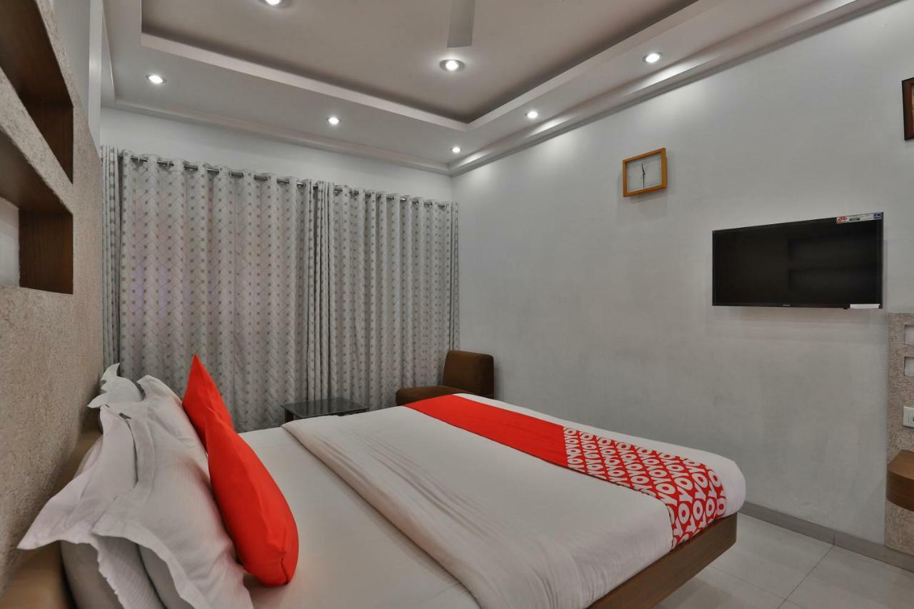 Hotel Oyo 14943 Shubh Suvidha à Somnāth Extérieur photo